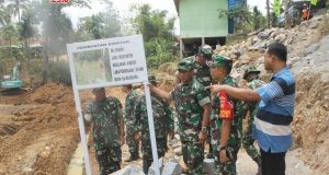 LIHAT EMBUNG: Pengecekan proyek embung TMMD di Desa Sukorejo, Sambirejo, Sragen. Foto : ARI SUSANTO / JATENGPOS