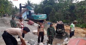 Para anggota Saka Wira Kartika ikut Gotong royong bantu pembangunan TMMD di Sambirejo, Sragen. Foto: ARI SUSANTO/ JATENG POS