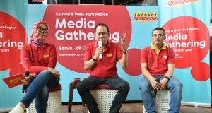 TRANSFORMASI INDOSAT- Direktur Utama dan CEO Indosat Ooredoo, Chris Kanter (tengah), tengah memaparkan terkait transformasi bisnis perusahas yang dipimpinnya, dalam temu media di Semarang, Senin (29/10). FOTO : ANING KARINDRA/JATENG POS