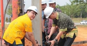 GROUND BREAKING- Associate Director BSB City Semarang, M. Aryabhekti (kanan), dan Sales Marketing Manager BSB City Semarang, Harry Setiawan (kiri), memecah kendi sebagai tanda Ground Breaking The Emerald Green tahap 3 BSB City Semarang, Senin (29/10). FOTO : ANING KARINDRA/JATENG POS