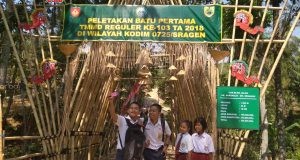 Para pelajar manfaatkan tempat TMMD Jadi Wahana.Selfi. Foto: ARO SUSANTO / JATENG POS