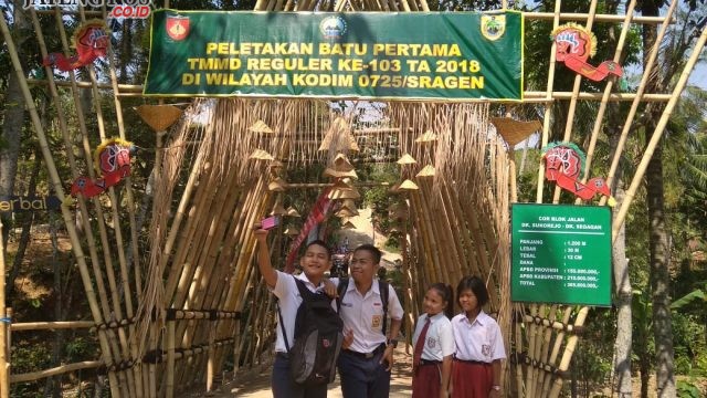 Para pelajar manfaatkan tempat TMMD Jadi Wahana.Selfi. Foto: ARO SUSANTO / JATENG POS