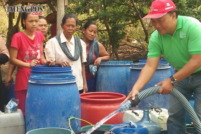 Bantuan air bersih oleh Coca Cola Amatil Indinesia di Dusun Ngropoh, gogodalerm Bringin Kabupaten Semarang.FOTO : DOK/JATENGPOS