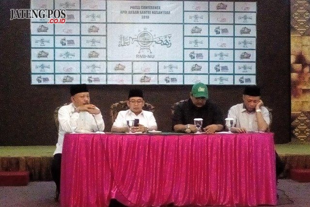 Gus Rozin, Habib Soleh dan panitia Apel Akbar Santri Nusantara saat jumpa pers di Kusuma Sahid Hotel Solo. Foto : ade ujianingsih/jatengpos