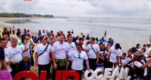 Kementerian Kelautan & Perikanan RI, Coca-Cola Amatil Indonesia, dan The Coca-Cola Company di Bali Beach Clean Up. FOTO :DOK/JATENGPOS