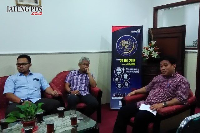 BAHAS PERSIAPAN: Rektor Prof Ridwan Sanjaya (kanan) didampingi WR Beny Setianto saat berbincang soal konser Soegijazz. FOTO: BAGUSPANJI/JATENGPOS