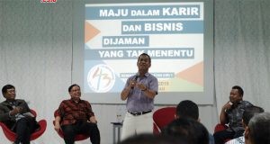 PEMAPARAN : Moderator seminar Purwono SE bersama pembicara dari kiri Eko Nugroho MBA, Jony SE dan Daniel Kasman, tengah memaparkan materi seminar. Foto : Dok/JATENG POS.