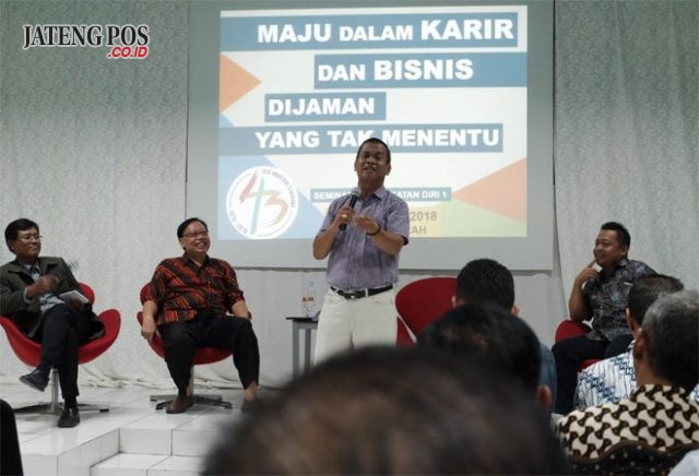 PEMAPARAN : Moderator seminar Purwono SE bersama pembicara dari kiri Eko Nugroho MBA, Jony SE dan Daniel Kasman, tengah memaparkan materi seminar. Foto : Dok/JATENG POS.