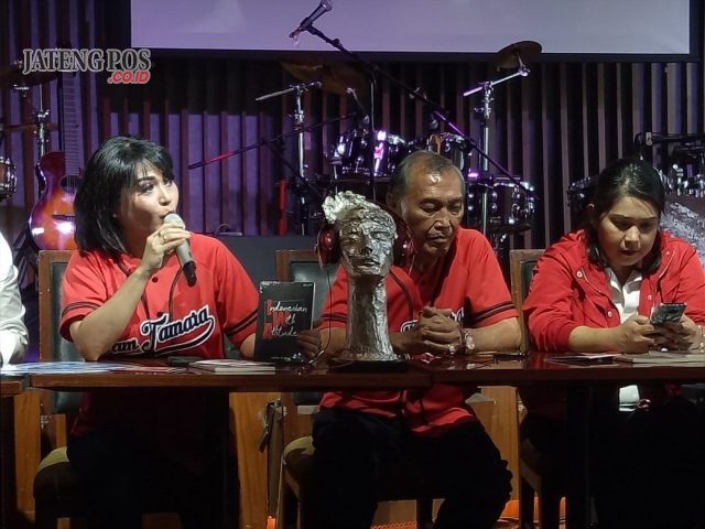 Tamara Geraldine dan perwakilan BNN RI saat peluncuran buku antinarkoba berjudul Drums (Not Drugs) Generation. (ISTIMEWA)