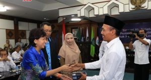 BANTUAN XL- Direktur Teknologi XL Axiata, Yessie D Yosetya, bersama dengan Gubernur Provinsi Nusa Tenggara Barat, DR. H. Zulkieflimansyah, serta Wakil Gubernur Provinsi Nusa Tenggara Barat, DR. Hj. Sitti Rohmi Djalilah, menyerahkan bantuan Smartphone secara simbolik kepada perwakilan Kepala Desa di Kantor Gubernur Nusa Tenggara Barat, Mataram, Rabu (10/10). Smartphone ini sebagai fasilitas Komunikasi Pusat Komando Penanggulangan Bencana Provinsi Nusa Tenggara Barat. FOTO : IST/ANING KARINDRA/JATENG POS