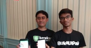 MODERN : Dua punggawa Bukalapak dan Bukareksa tengah menunjukan fitur transaksi dan investasi modern via gudget. Foto : DWI SAMBODO/JATENG POS.