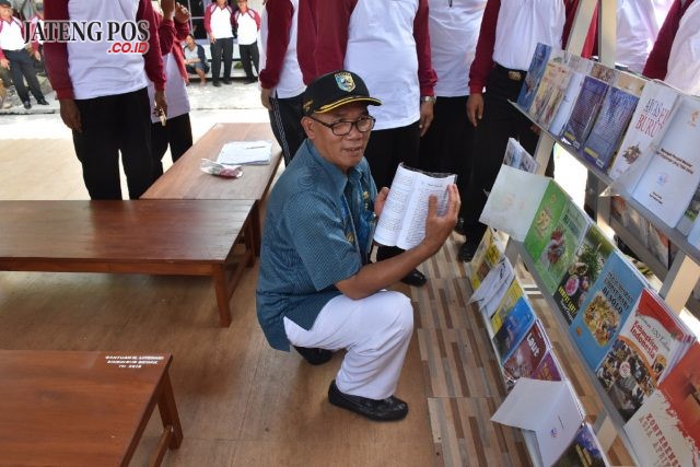 KAMPONG LITERASI : bupati saat mengukuhkan berahan wetan sebagai kampong literasi. Adhi pramanto/jateng pos