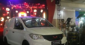 WULING FORMO : Wuling Motors (Wuling) mengandeng PT Automobil Jaya Mandiri (AJM) memperkenalkan Euling Formo di Kota Semarang, Kamis (8/11) malam. FOTO : ANING KARINDRA/JATENG POS