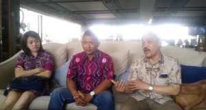 ASTINDO JATENG : Wakil Ketua Umum DPP Astindo Pusat, Rudiana (kanan), Ketua DPD Astindo Jateng, Dian Dalu (tengah), dan Sekretaris DPD Astindo Jateng, Nathali, usai Pembentukan Kepengurusan DPD Astindo Jawa Tengah, di Gets Hotel Semarang, Kamis (15/11). FOTO : ANING KARINDRA/JATENG POS