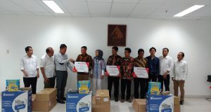 BAPAK ASUH BENGKEL: Penyerahan bantuan peralatan bengkel oleh Region Head Astra Motor Yohanes Kurniawan (3 dari kiri) kepada salah satu alumni peserta program Bapak Asuh Bengkel. (26/11)