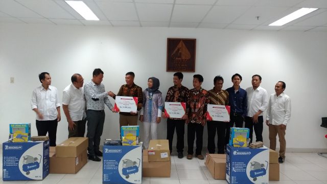 BAPAK ASUH BENGKEL: Penyerahan bantuan peralatan bengkel oleh Region Head Astra Motor Yohanes Kurniawan (3 dari kiri) kepada salah satu alumni peserta program Bapak Asuh Bengkel. (26/11)