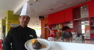 MENU PROMO : Yana Hendri Chef Executive Hotel Ibis Simpang Lima Semarang tengah menunjukan “ Black Burger “ menu promo bulan November 2018. Foto : DWI SAMBODO/JATENG POS.