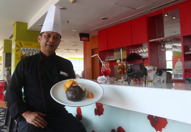 MENU PROMO : Yana Hendri Chef Executive Hotel Ibis Simpang Lima Semarang tengah menunjukan “ Black Burger “ menu promo bulan November 2018. Foto : DWI SAMBODO/JATENG POS.