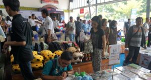 BOOK FAIR KAI : PT KAI Daop 4 Semarang menggelar event Book Fair on Station, Peluncuran Komik Si Loko dan Pengumpulan Donasi Buku, Rabu (14/11), di Stasiun Semarang Tawang. FOTO : PRASETYO/JATENG POS