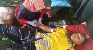 UNTUK SESAMA : Salah seorang pegawai Kelurahan Gendongan sedang diambil darahnya oleh petugas PMI. ( foto : dekan bawono/ jateng pos).