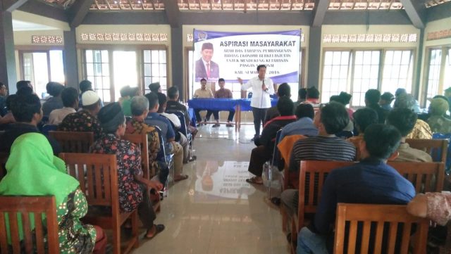 JAGA KERUKUNAN : Anggota DPR/MPR RI Drs Fadholi saat mensosialisasikan nilai-nilai kebangsaan kepada masyarakat. ( foto : dekan bawono/ jateng pos).