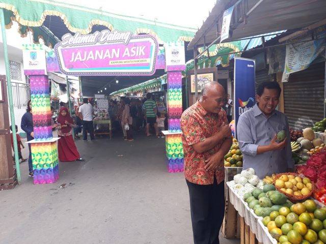 PEDULI MASYARAKAT : Anggota DPR RI Drs.H. Fadholi bersama Ketua RW 04 Pancuran Budi Sutrisno saat berada di Jajanan Asik kampung Pancuran. ( foto : dekan bawono/ jateng pos).