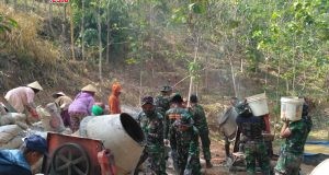 TNI dan warga gotong royong kerjakan proyek TMMD di Sukorejo, Sragen. Foto ARI SUSANTO /JATENG POS