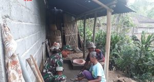 Pembuatan jamban di salah satu warga kurang mampu dalam TMMD di Desa Sukorejo, Sragen. Foto: ARI SUSANTO / JATENG POS