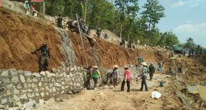 Pembangunan Embung dalam TMMD untuk tunjang sektor pertanian. Foto: ARI SUSANTO/JATENG POS