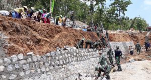 Warga dan para Satgas TMMD berbaur kebut pengerjaan embung. Foto: ARI SUSANTO/JATENG POS