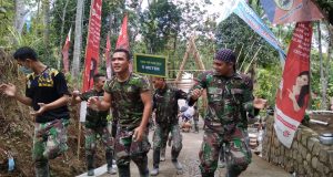 Para prajurit Satgas TMMD saat berjoget Maumere usai pengecoran jalan selesai. Foto: ARI.SUSANTO/ JATENG POS