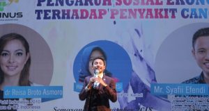 SEMANGATI PEMUDA: Motivator Syafii Efendi saat memberikan motivasi di Balairung UPGRIS, Minggu (11/11). FOTO: IST/JATENG POS