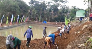 Pembersihan material di sekitar embung yang dibangun dalam TMMD Desa Sukorejo. Foto; ARI SUSANTO/JATENG POS