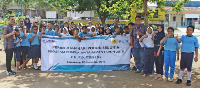 RAWAT TANAMAN- PLN Unit Pelaksana Pengatur Distribusi Jawa Tengah & DI Yogyakarta melakukan kegiatan perawatan tanaman bersama siswa sekolah dasar di SD Negeri 01 Kalipancur, Kecamatan Ngaliyan, Kota Semarang. FOTO : IST/ANING KARINDRA/JATENG POS