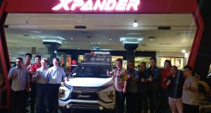 PAMERAN : Jajaran manajemen Mitsubishi Motors Corporation dan dealer berfoto bersama mobil Xpander yang ditampilkan di Atrium Java Mall Semarang. Foto : Aning Karindra/Jateng Pos