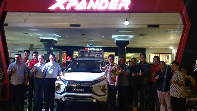 PAMERAN : Jajaran manajemen Mitsubishi Motors Corporation dan dealer berfoto bersama mobil Xpander yang ditampilkan di Atrium Java Mall Semarang. Foto : Aning Karindra/Jateng Pos