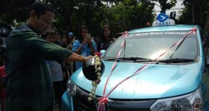 RMADA BARU : Peluncuran armada baru Taksi Bluebird Transmovers 7 seater di halaman Kelenteng Sam Poo Kong, Semarang, Minggu (25/11). FOTO : Aning Karindra/Jateng Pos