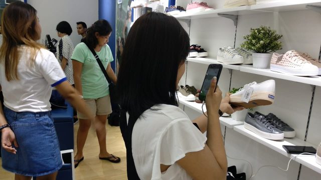 GERAI : Seorang pengunjung sedang melihat produk sepatu Keds di gerai Paragon Mall Semarang. Aning Karindra/Jateng Pos