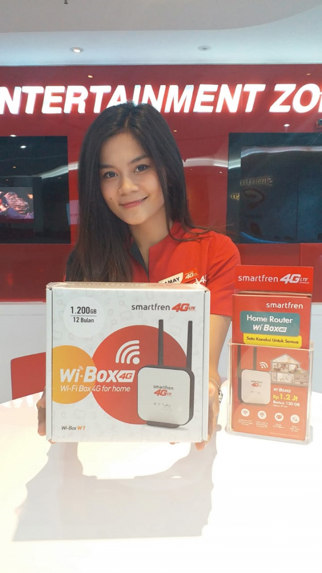 WI-BOX 4G- Seorang model menunjukkan produk terbaru Smartfeen, Wi-Box 4G Home Internet. FOTO : IST/ANING KARINDRA/JATENG POS