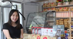 RASA TERJAGA: Shella Audry, pemilik Java Loenpia, tengah menunjukan produk lunpia sebagai bisnis kulinernya. Foto : DWI SAMBODO/JATENG POS.