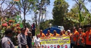 PEDULI WARGA : Anggota Palaga saat bersilaturahmi ke Randuacir untuk memberikan bantuan air bersih. ( foto : dekan bawono/ jateng pos).