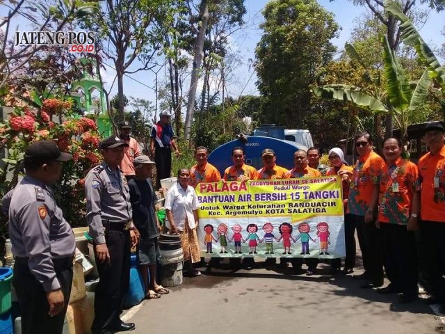 PEDULI WARGA : Anggota Palaga saat bersilaturahmi ke Randuacir untuk memberikan bantuan air bersih. ( foto : dekan bawono/ jateng pos).