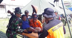 SIMULASI : Tim penanggulangan bencana sedang mengvakuasi korban tanah longsor di Kecamatan Banyubiru dalam simulasi penanggulangan bencana yang digelar Korem 073/Makutarama. ( foto : dekan bawono/ jateng pos).