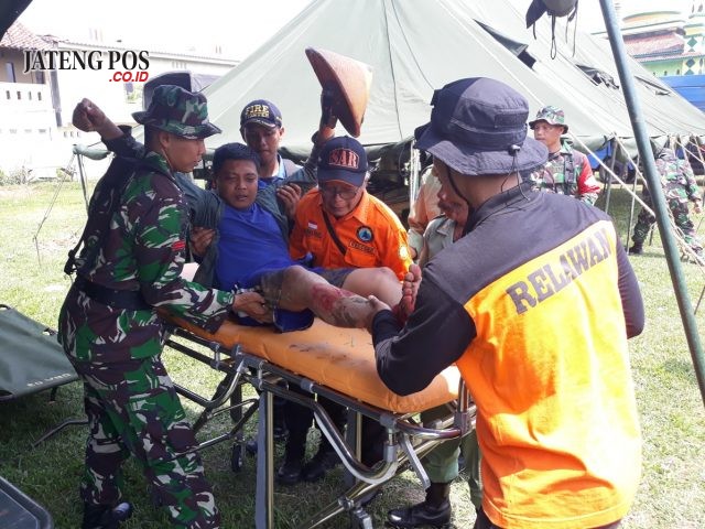 SIMULASI : Tim penanggulangan bencana sedang mengvakuasi korban tanah longsor di Kecamatan Banyubiru dalam simulasi penanggulangan bencana yang digelar Korem 073/Makutarama. ( foto : dekan bawono/ jateng pos).