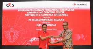 SOLUSI BISNIS DIGITAL- Direktur Sales Telkomsel, Sukardi Silalahi, dan President Director G4S Indonesia, David Batubara, usai menandatangani Memorandum of Understanding (MoU) dengan G4S Indonesia terkait layanan IoT (internet of things) Control Center, FleetSight dan Compack Enterprise, pada Senin (5/11), di GraPARI Telkom Group, Jakarta. FOTO : IST/ANING KARINDRA/JATENG POS