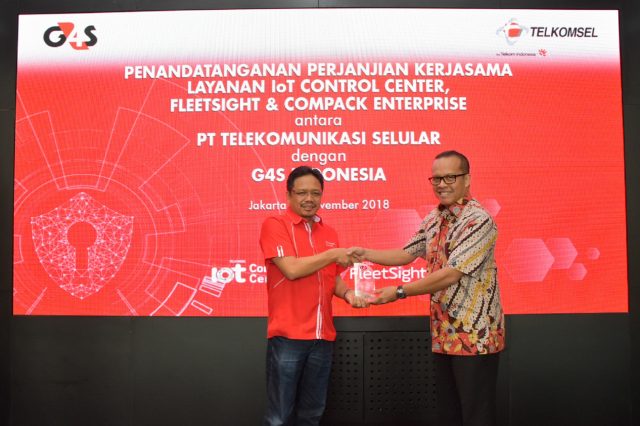 SOLUSI BISNIS DIGITAL- Direktur Sales Telkomsel, Sukardi Silalahi, dan President Director G4S Indonesia, David Batubara, usai menandatangani Memorandum of Understanding (MoU) dengan G4S Indonesia terkait layanan IoT (internet of things) Control Center, FleetSight dan Compack Enterprise, pada Senin (5/11), di GraPARI Telkom Group, Jakarta. FOTO : IST/ANING KARINDRA/JATENG POS