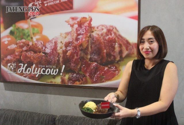 MENU STEAK : Wynda Mardio pemilik TKP Steak Hotel by Holycow tengah menunjukan salah satu ragam menu steak andalanya. Foto : DWI SAMBODO/JATENG POS.