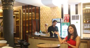 MODERN : Salah satu sudut (bar) Vinus Business Club siap menyambut pengunjung yang ingin menghibur diri berkaraoke. Foto : DWI SAMBODO/JATENG POS.