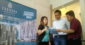 INVESTASI : Chief Marketing Officer Cardova Edupartment, Firman Ariadi Ekoputro, tengah menjelaskan konsep investasi apartemennya kepada calon konsumen. FOTO : ANING KARINDRA/JATENG POS