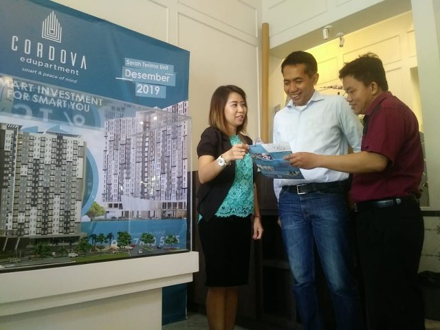 INVESTASI : Chief Marketing Officer Cardova Edupartment, Firman Ariadi Ekoputro, tengah menjelaskan konsep investasi apartemennya kepada calon konsumen. FOTO : ANING KARINDRA/JATENG POS